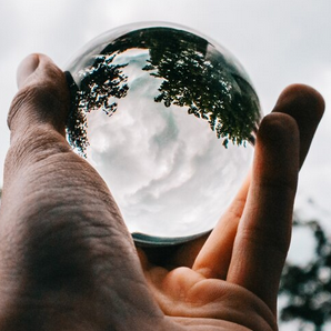 deuxièmement changer le monde à petits pas, la mission des jeunes du Mouvement Rural de jeunes chrétiens, nous avons chacun les moyens d'agir pour transformer notre monde, quelque soit la grandeur du geste. ici la boule permet de renverser sa vision comme pour reste toujours en alerte sur nos points de vue, notre subjectivité, rester en alerte sur les fakenews ne pas perdre le cap de l'engagement même dans l'écriture